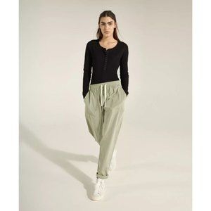NEW Size S Small Halle Berry x Sweaty Betty Maia Woven Jogger in Chalkgreen